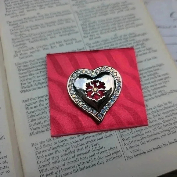 Heart brooch  with snowflake design - Picture 5 of 7